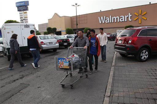 En esta foto de archivo, de diciembre 26 del 2013, se ve a consumidores entrando y saliendo de una tienda Walmart en la Ciudad de México. Gracias al Tratado de Libre Comercio -NAFTA- varias compa ...