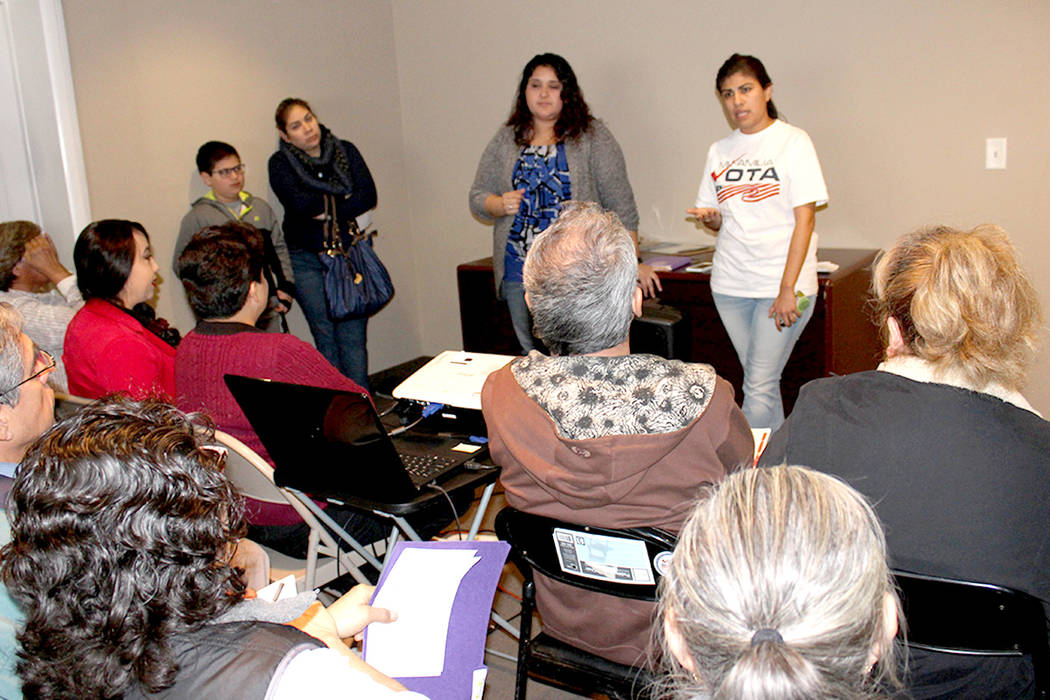 La nueva directora de Mi Familia Vota Nevada, Alicia Contreras (izq.), dijo que su principal enfoque este año es informar a la comunidad sobre el proceso de ciudadanía y empadronar nuevos votant ...