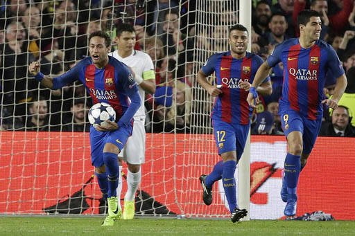 Neymar (izquierda), delantero del Barcelona, carga el balón luego del gol de su compañero Layvin Kurzawa. A la derecha sus compañeros de equipo Rafinha y Luis Suarez. Barcelona goleó con 6 a 1 ...