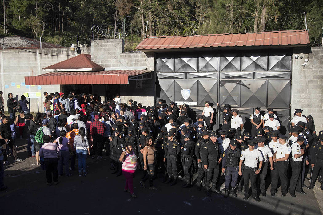 La Policia Nacional resguarda la entrada al albergue juvenil "Virgen de la Asunción", en el poblado San José Pinula, Guatemala, el miércoles 8 de marzo del 2017, luego de un incendio que cobró ...