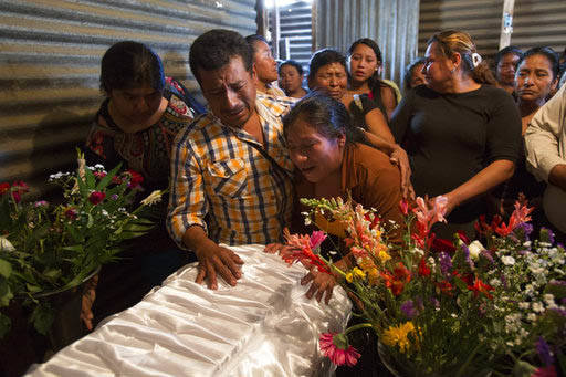 El 10 de marzo del 2017 Marta Lidia Garcia, al centro, llora en el ataúd de su hija  Siona Hernandez, de 17 años, quien murió durante el incendio de un albergue juvenil, en Ciudad Peronia, cerc ...