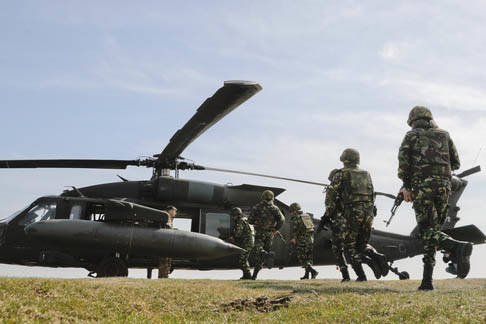 Militares rumanos corren a abordar un helicóptero estadounidense UH-60 Blackhawk del US Army 2nd Battalion, 10th Regiment, 10th Brigade, durante ejercicios conjuntos de EEUU y Rumania, el 8 de ma ...