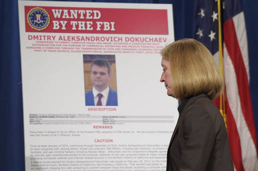 Mary McCord, asistente del Procurador General de Justicia, camina junto a un cartel de "Buscado por el FBI", durante una conferencia de prensa en Washington, el 15 de marzo del 2017, donde se anun ...