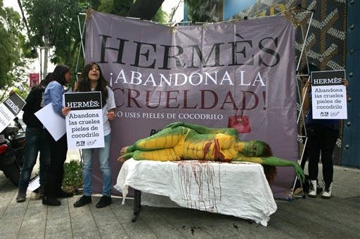 En esta foto de archivo, de agosto 5 del 2015, en una acción contra la crueldad con los animales, la organización PETA montó en la Ciudad de México una protesta contra una empresa de lujo. La  ...