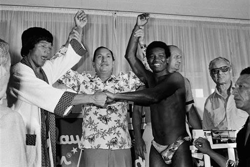 En esta foto de archivo, Julio 30, 1977, aparecen desde la izquierda: el campeón de peso mediano Carlos Monzón, el presidente de la Asociación Mundial de Boxeo, Elias Córdova quien levanta la  ...