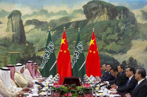 El primer ministro de China, Li Keqiang, segundo a la derecha, se reunió con el Rey Salman, de Arabia Saudita, segundo desde la izquierda, el 17 de marzo del 2017, en el Palacio del Pueblo, en Be ...