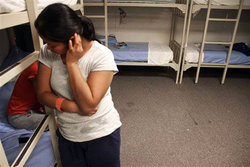 En esta foto de archivo, 10 de septiembre del 2014, se ve a una mujer guatemalteca en un dormitorio del Centro Familiar de Detención en Artesia, Nuevo Mexico. (Archivo/AP Photo/Juan Carlos Llorca).
