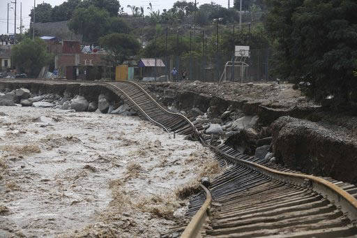 Un tramo de la vía de tren fue destruída por el desbordamiento del rio en la zona llamada "Chosica", de Lima, Perú, el 19 de marzo del 2017. (AP Photo/Martin Mejia).