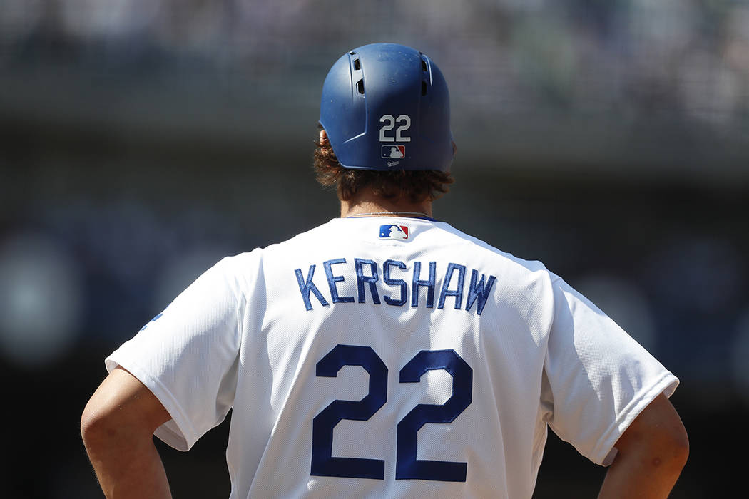 Clayton Kershaw de Los Angeles Dodgers se ve durante la quinta entrada de un partido de béisbol contra los Padres de San Diego, el lunes 3 de abril de 2017, en Los Ángeles. | Foto de AP / Ryan Kang
