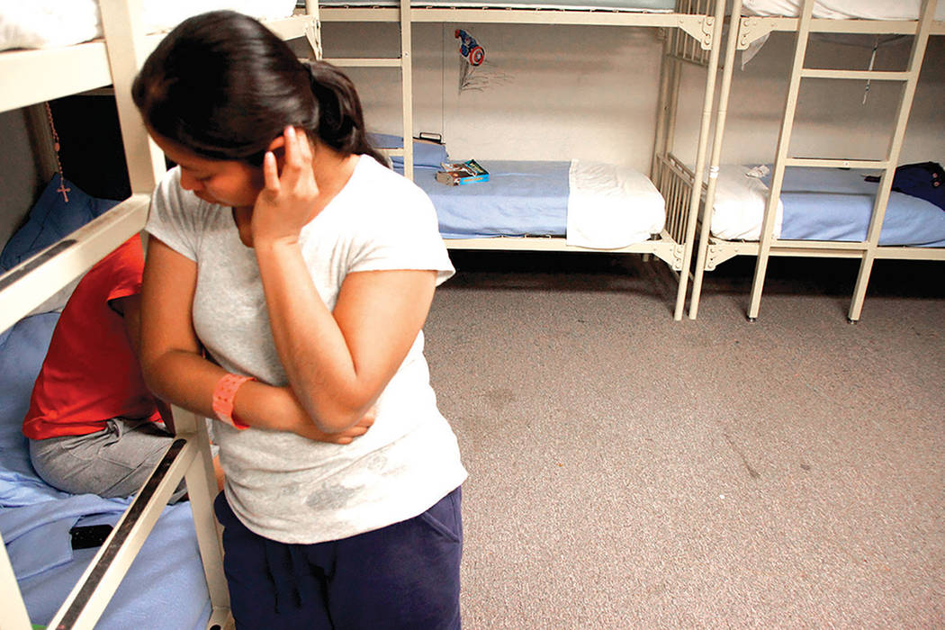 En esta foto de archivo del 10 de septiembre de 2014, una mujer guatemalteca no identi cada se encuentra dentro de un dormitorio en el Centro Residencial Familiar de Artesia, un centro federal de  ...
