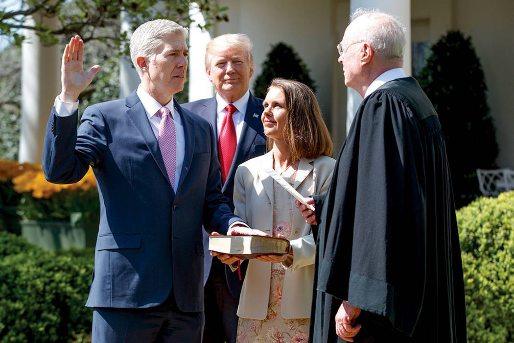 El presidente Donald Trump observa cómo el juez de la Corte Suprema, Anthony Kennedy administra el juramento judicial al juez Neil Gorsuch en el Jardín de las Rosas de la Casa Blanca, el lunes 1 ...