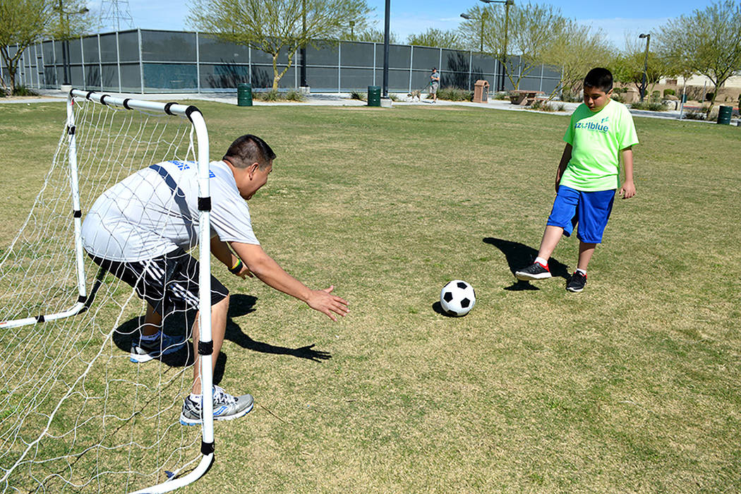 Luis Villalobos disfruta de una práctica de fútbol soccer con su hijo Mathew. Foto Cortesía Azul Blue