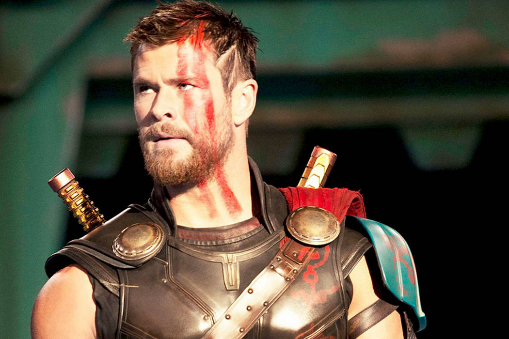 En una escena del tráiler, Thor (Chris Hemsworth) levanta una mano desvelando la ausencia casi total de vello debajo de los brazos. | Cortesía
