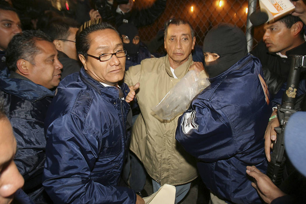 El ex gobernador del estado de Quintana Roo, Mario Villanueva, es arrestado momentos después de ser liberado de la prisión de máxima seguridad de El Altiplano en Almoloya de Juárez, México, e ...