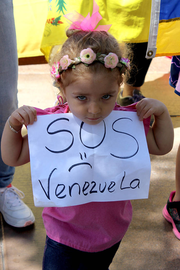 La comunidad venezolana en Las Vegas se unió a la protesta pacífica “No más”, para manifestarse en contra del gobierno de Nicolás Maduro. Pidieron libertad de expresión y democracia para  ...