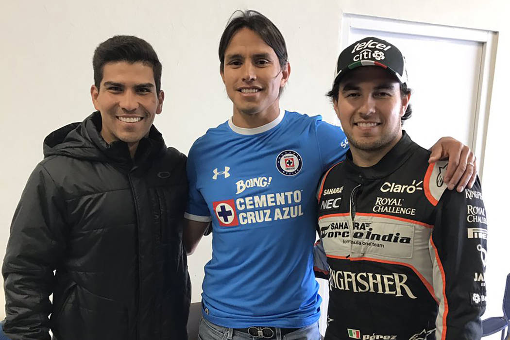 Jerry Flores presume playera de Cruz Azul junto a Checo Pérez. | Cortesía