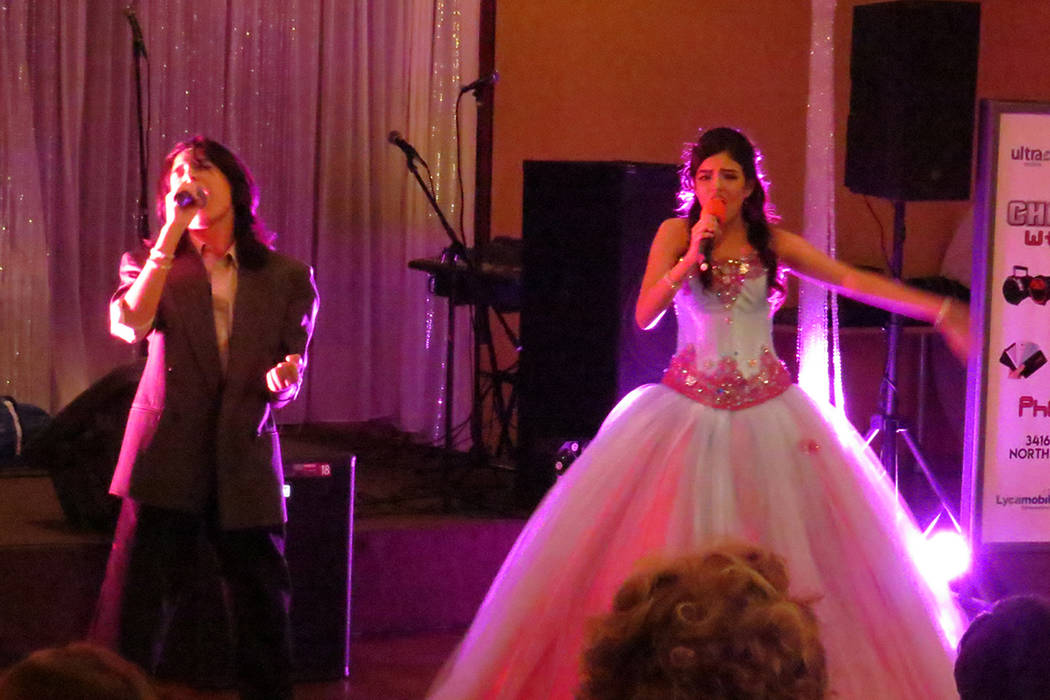 Sophia Camille contó con el apoyo de otros cantantes locales como Christopher Álvarez. Viernes 21 de abril en el salón Elegante Banquet Hall. Foto El Tiempo