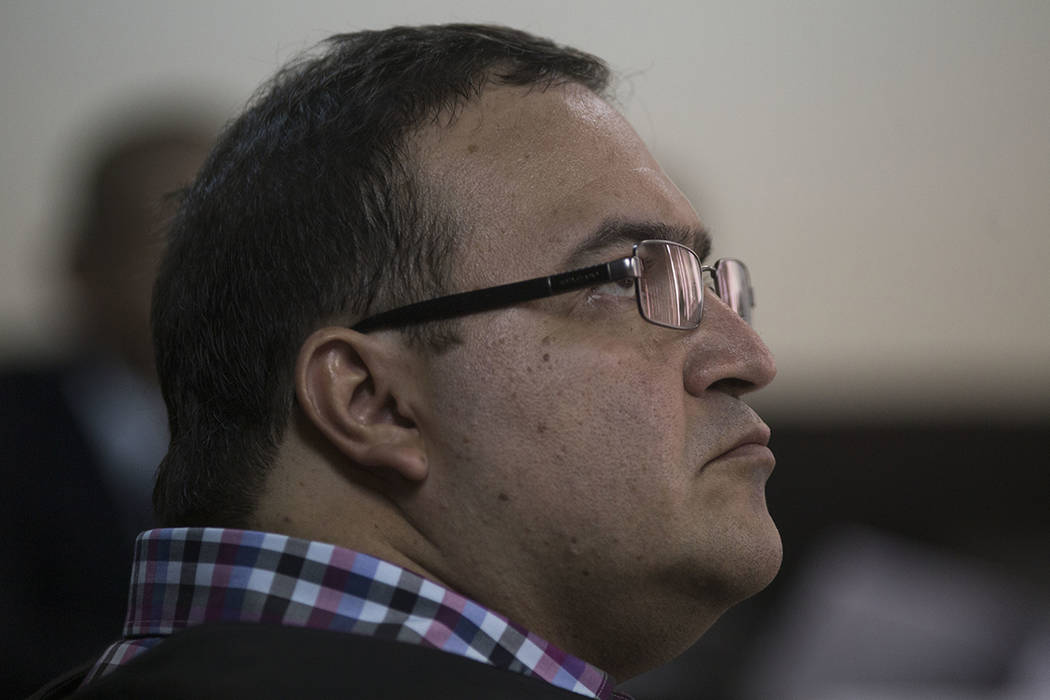 El ex gobernador del estado mexicano de Veracruz, Javier Duarte, espera una audiencia de extradición en Ciudad de Guatemala el miércoles 19 de abril de 2017. Duarte fue detenido el sábado en Gu ...