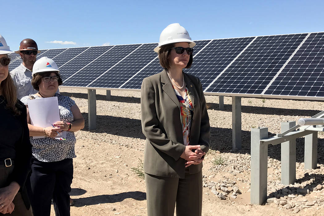 La planta de energía renovable Boulder Solar I, inaugurada por la senadora Cortez Masto, cuenta con cerca de 288,000 paneles solares, martes 18 de abril en Boulder City. | Foto Cortesía