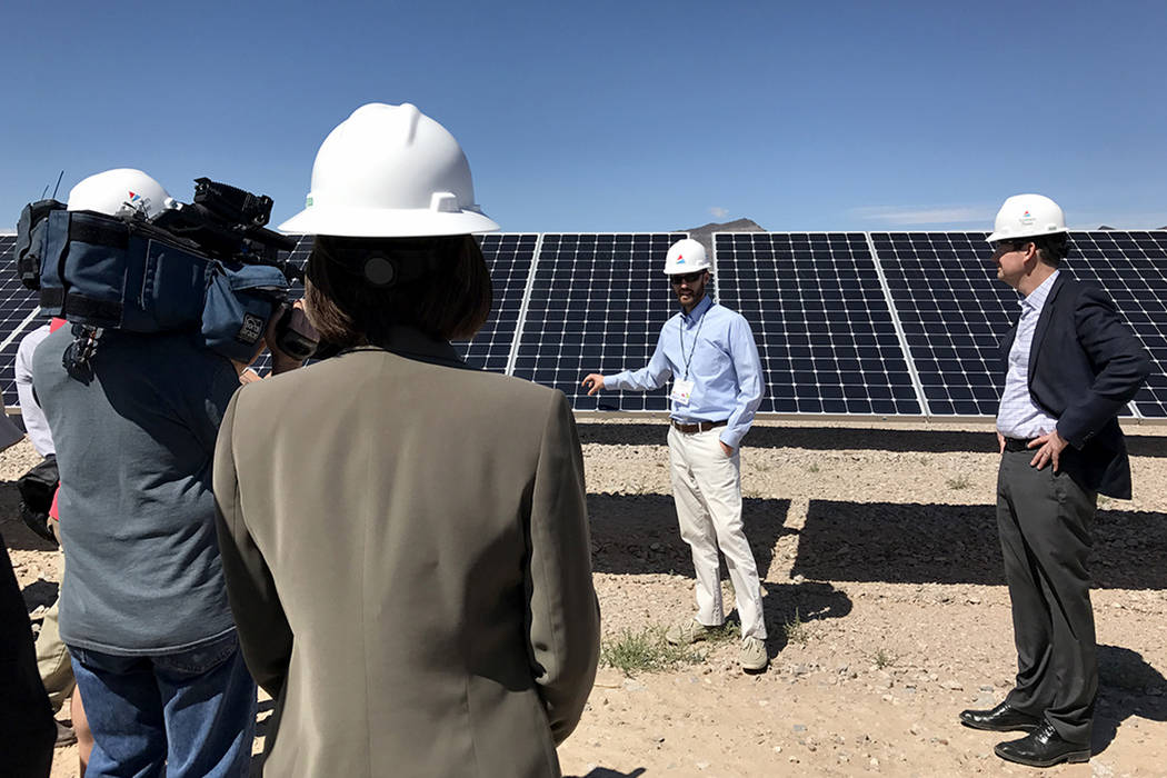 La planta de energía renovable Boulder Solar I, inaugurada por la senadora Cortez Masto, cuenta con cerca de 288,000 paneles solares, martes 18 de abril en Boulder City. | Foto Cortesía