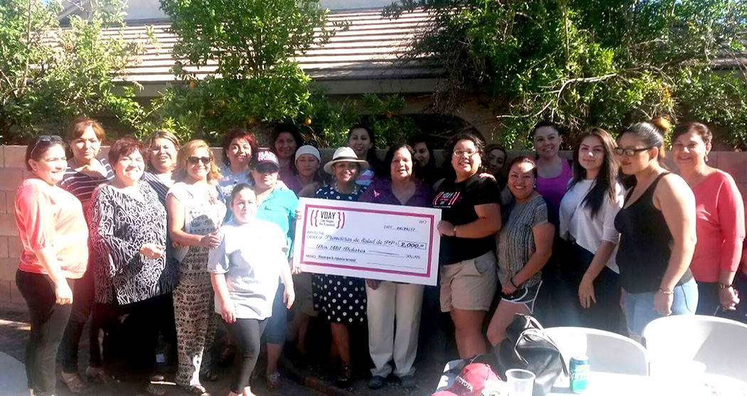 Las integrantes del grupo VDay Las Vegas entregaron los fondos recaudados para el programa Promotoras de Salud de Planned Parenthood, sábado 29 de abril. Foto Cortesía