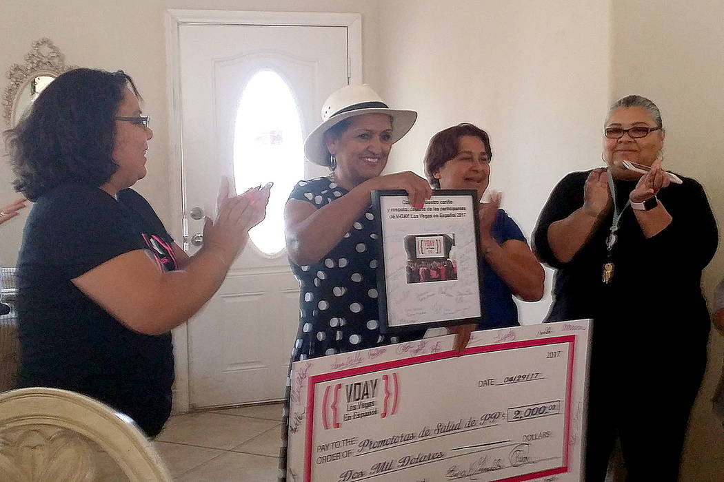 Las integrantes del grupo VDay Las Vegas entregaron los fondos recaudados para el programa Promotoras de Salud de Planned Parenthood, sábado 29 de abril. Foto Cortesía