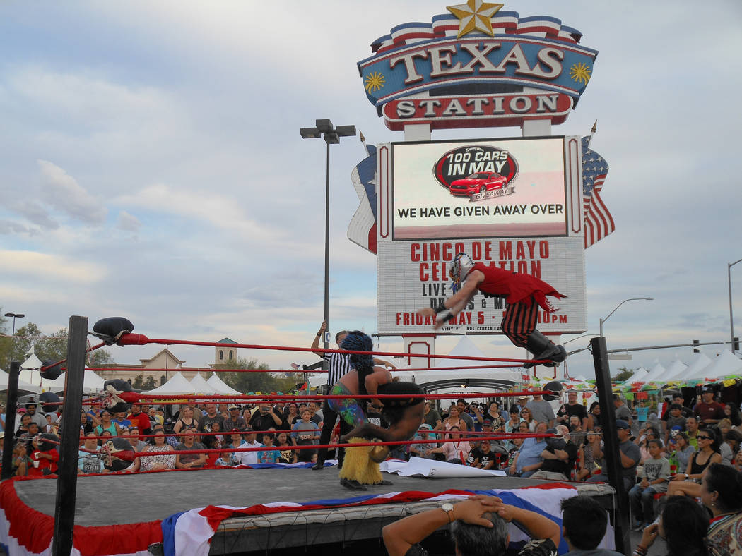 Una de las atraciones más gustadas fue la lucha libre durante el festival de Cinco de mayo de El Tiempo en el hotel casino de Texas Station en North Las Vegas el viernes 5 de mayo de 2017. Foto V ...