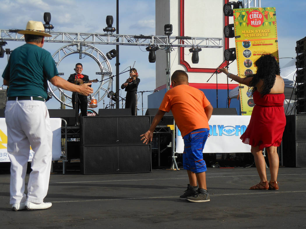 El Mariachi abrió el programa artístico y la gente aprovechó para bailar durante el festival de Cinco de mayo de El Tiempo en el hotel casino de Texas Station en North Las Vegas el viernes 5 de ...