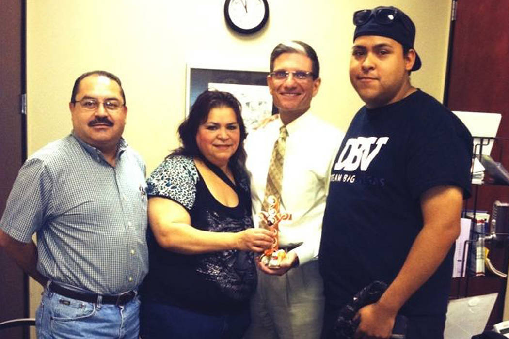 La madre de familia le entregó un crucifijo al congresista Joe Heck para pedirle apoyo hacia la comunidad inmigrante. Foto: Cortesía.