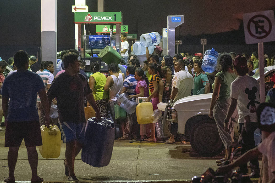 Residentes roban gasolina y diesel de una estación de gasolina, luego de protestas en contra del alza de gasolina en Allende, Veracuz, México, el martes, 3 de enero, 2017. Foto AP/Erick Herrera.