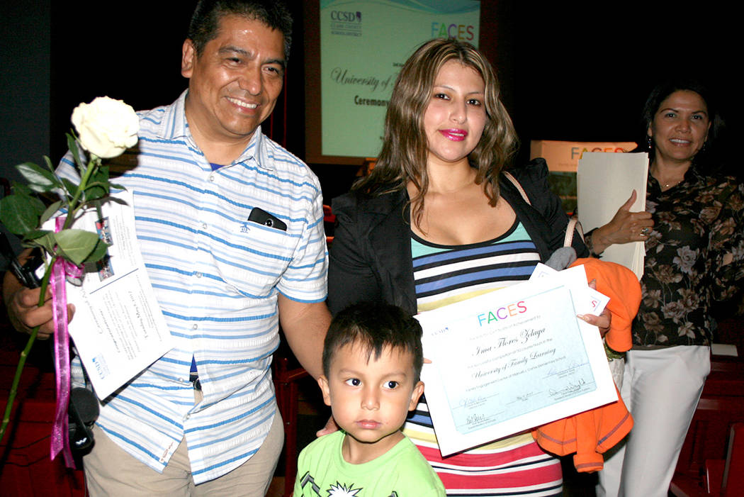 La señora Ima Flores acompañada de su esposo e hijo luego de recibir su certificado de FACES – CCSD, el 9 de mayo del 2017 en la Western High School. | Foto El Tiempo/Valdemar González.