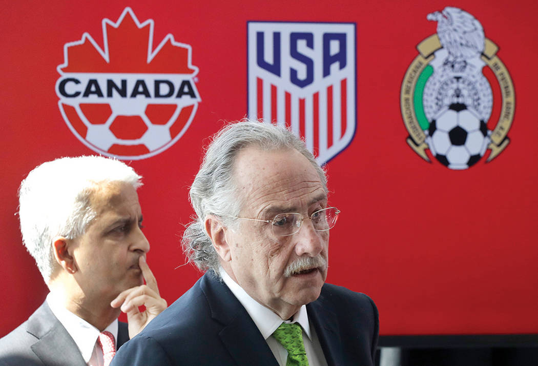 Sunil Gulati, a la izquierda, presidente de la Federación de Fútbol de Estados Unidos; y Decio de Maria, presidente de la Federación Mexicana de Fútbol, celebran una conferencia de prensa el l ...