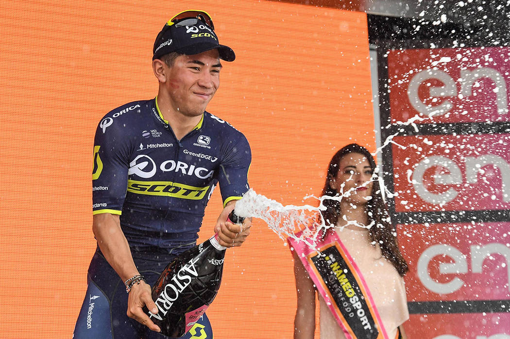 El australiano Caleb Ewan celebra el podio después de ganar la séptima etapa de la 100ª edición del Giro de Italia, Tour de Italia, de Castrovillari a Alberobello, Italia, el viernes 12 de may ...