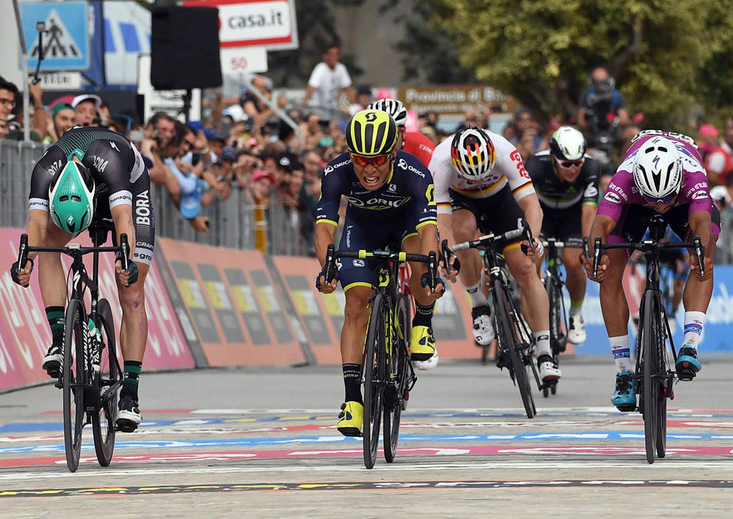 El asutraliano Caleb Ewan, al centro, acelera por delante de Sam Bennett, izquierda, y Fernando Gaviria, para ganar la séptima etapa del Giro de Italia, de Castrovillari a Alberobello, el viernes ...