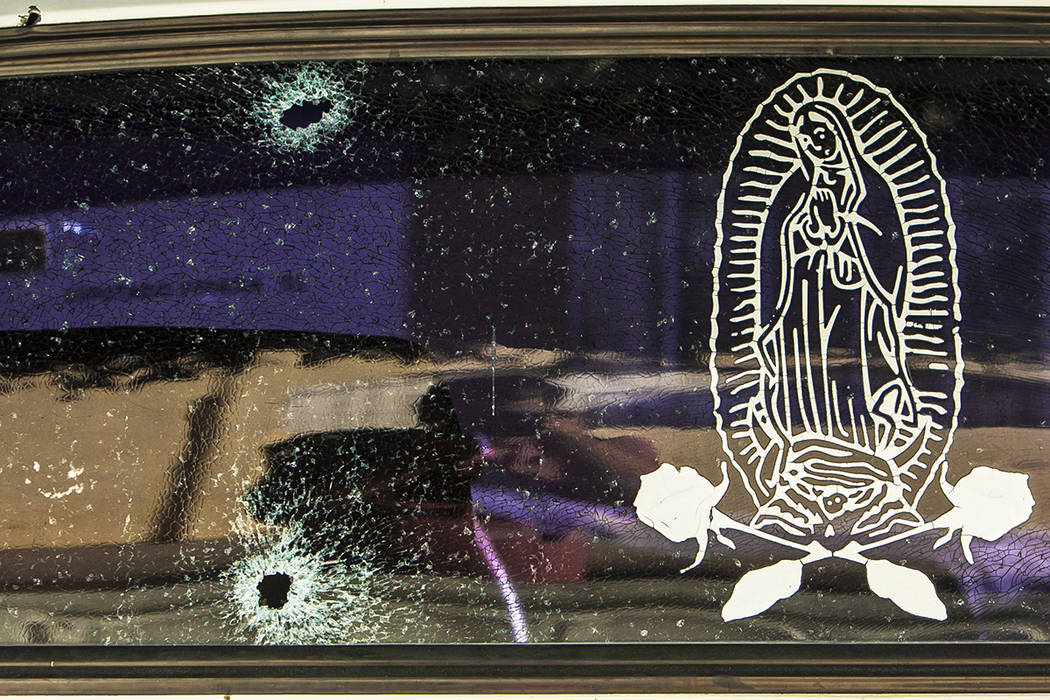 El parabrisas trasero de un vehículo se mantiene unido por una película transparente con la imagen de la Virgen de Guadalupe, luego de ser golpeado por un par de balas en Culiacán, México, el  ...