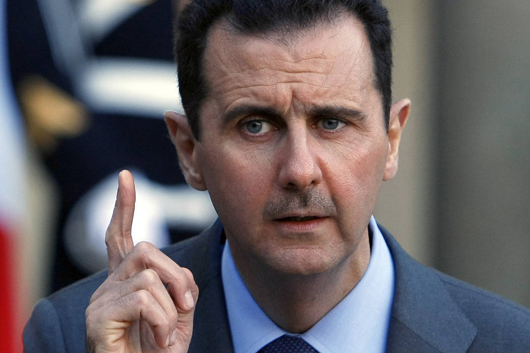 ARCHIVO- El presidente de Siria, Bashar al-Assad, se dirigirá a los periodistas después de su reunión con el presidente francés, Nicolas Sarkozy, en el Palacio del Elíseo, en París, el jueve ...