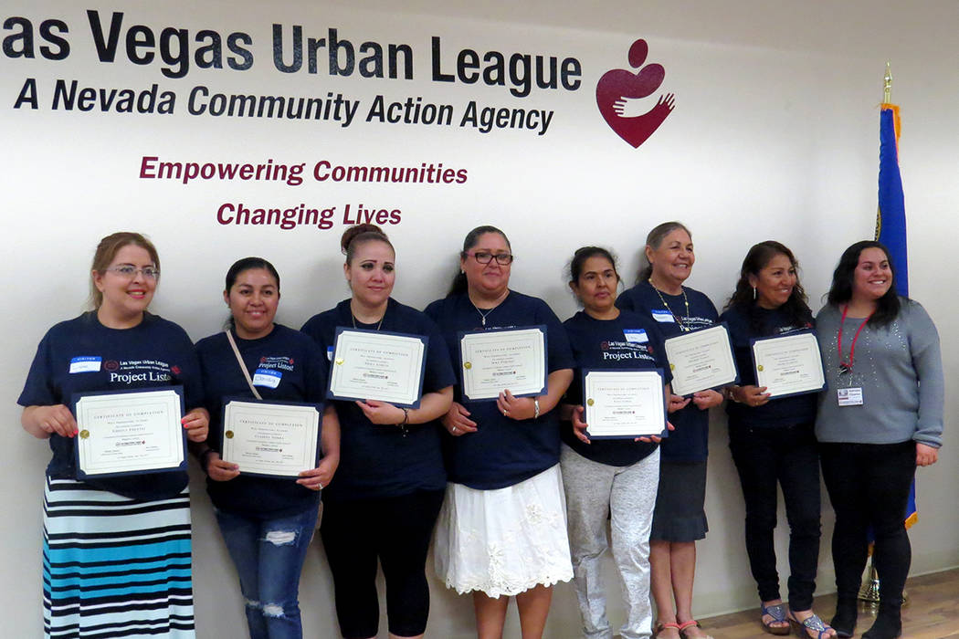 78 padres de familia hispanos lograron graduarse del curso 2016-17 de ‘Project Listos’. Viernes 12 de mayo en las instalaciones de la Liga Urbana de Las Vegas. | Foto El Tiempo/Anthony Avellaneda.