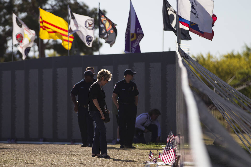 Réplica de la pared conmemorativa de los veteranos de Vietnam visitada por los veteranos americanos que rinden tributo en el parque regional Craig el viernes 19 de mayo de 2017 en la ciudad de No ...