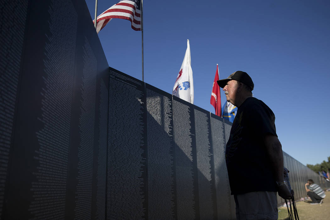 El veterano de la Armada de los Estados Unidos, George Schick, visita la réplica de la Muro de los Veteranos de Guerra de Vietnam, organizada por el Veterans Traveling Tribute en el Craig Ranch P ...