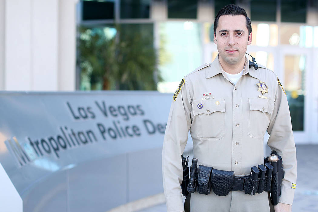 El Oficial Michael Rodríguez del Departamento de Policía Metropolitana de Las Vegas y el edificio LVMPD en Las Vegas, Nevada. | Foto cortesía LVMPD