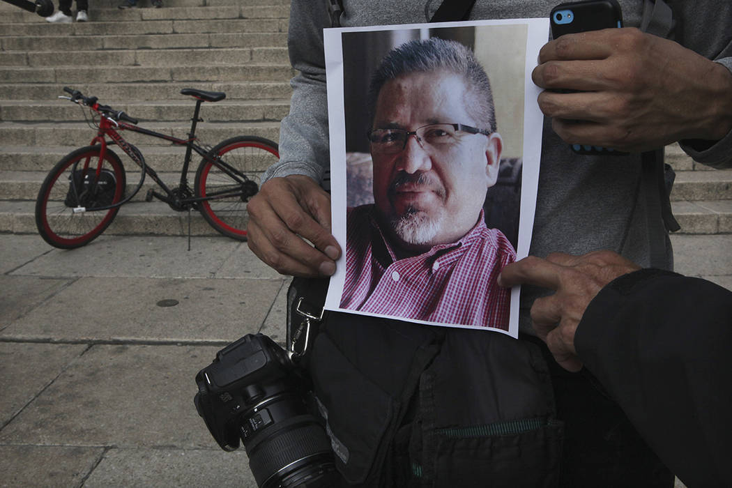 Un periodista reúne una fotocopia del colega Javier Valdez durante una protesta para llamar la atención sobre la última ola de asesinatos de periodistas, en el Ángel de la Independencia en la  ...