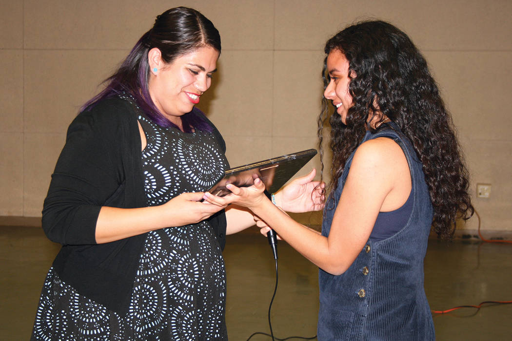 La activista Astrid Silva (izquierda) recibe un reconocimiento de HSU como Dreamer y líder de los derechos civiles. Lo entrega Johanna Melgar en el evento anual de los estudiantes hispanos de Ran ...