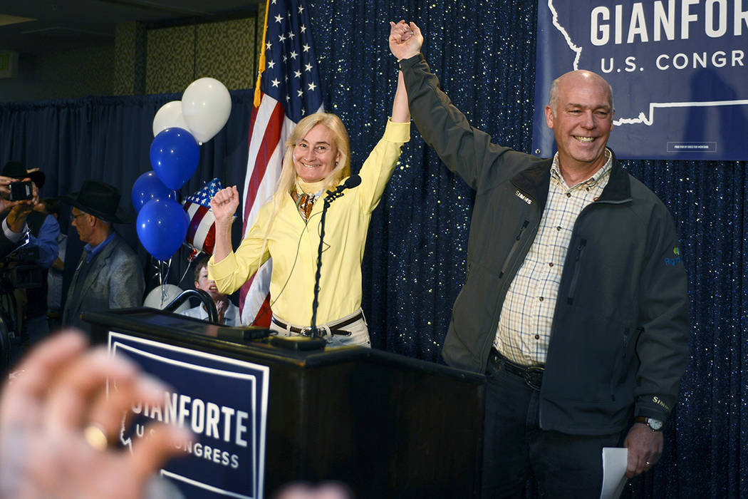 Greg Gianforte, a la derecha, y su esposa Susan, en el centro, celebran su victoria sobre Rob Quist por el asiento abierto al Congreso en el Hilton Garden Inn el jueves 25 de mayo de 2017 en Bozem ...