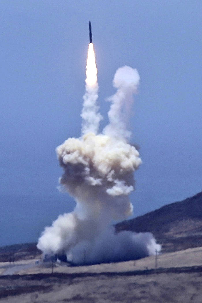 Un cohete diseñado para interceptar misiles balísticos intercontinentales es lanzado desde la Base de la Fuerza Aérea de Vandenberg en California el martes 30 de mayo de 2017. El Pentágono dic ...