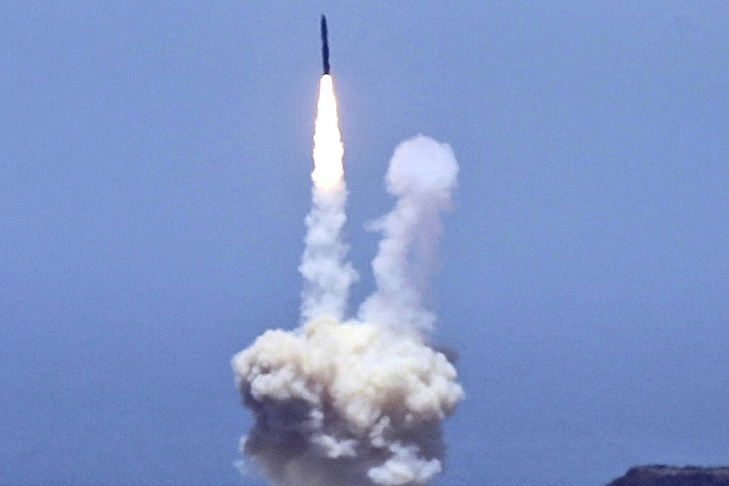Un cohete diseñado para interceptar misiles balísticos intercontinentales es lanzado desde la Base de la Fuerza Aérea de Vandenberg en California el martes 30 de mayo de 2017. El Pentágono dic ...