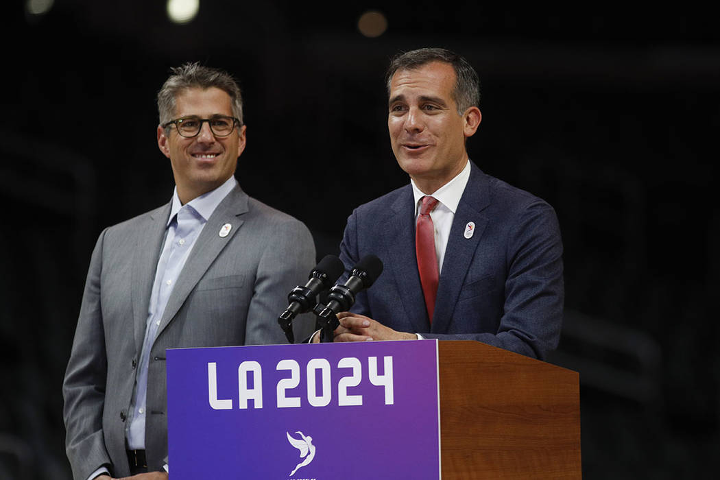 El alcalde de Los Angeles Eric Garcetti, a la derecha, habla mientras se une a Los Angeles 2024 el presidente Casey Wasserman durante una conferencia de prensa en Staples Center, el viernes 12 de  ...