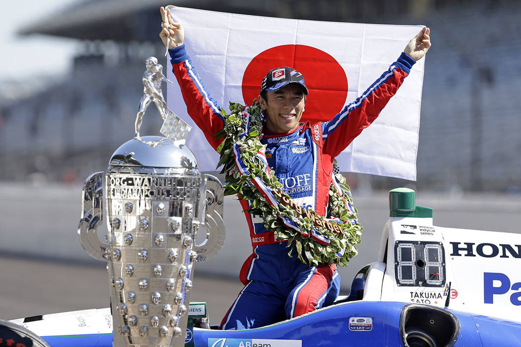 El campeón de Indianápolis 500 Takuma Sato, de Japón, posa con el Trofeo Borg-Warner durante la tradicional sesión de fotos ganadoras en la línea de salida / llegada en el Indianapolis Motor  ...