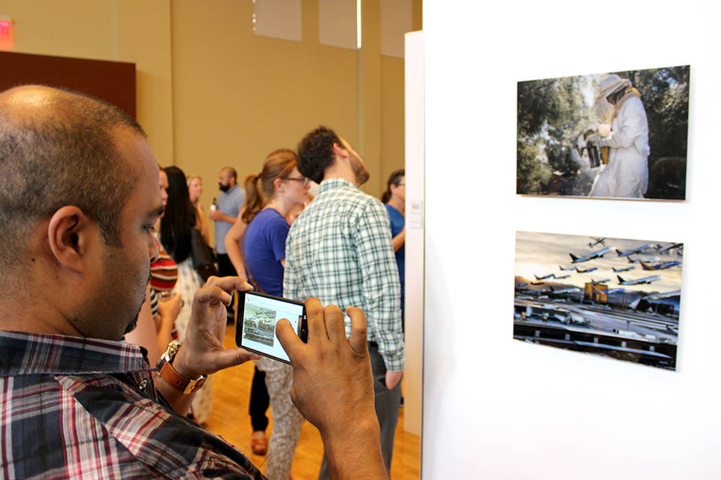 Los asistentes a la premiación apreciaron el material fotográfico de los participantes. | Foto El Tiempo/Cristian De la Rosa