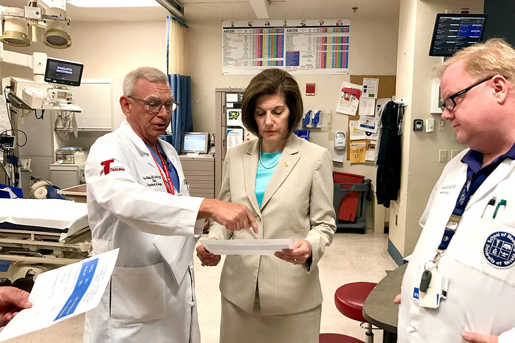 La senadora Cortez Masto visitó el hospital UMC, el cual diariamente atiende a personas que cuentan con un seguro médico asequible de ACA. Martes 30 de mayo en UMC. | Foto Cortesía.