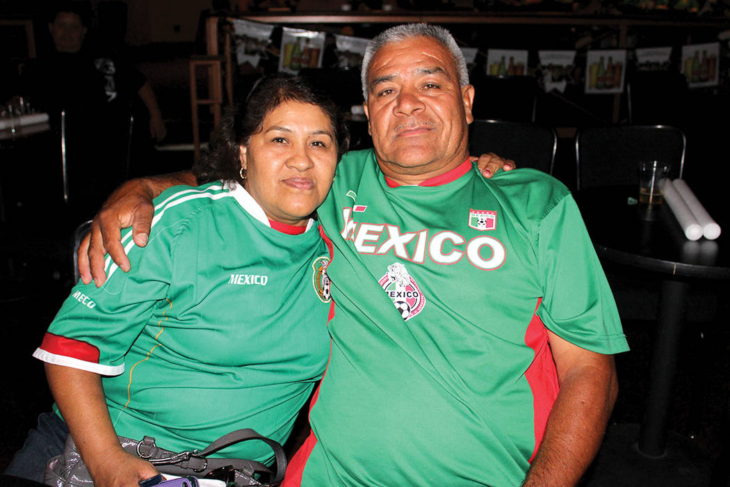 María y Librado Villafaña, pronosticaron un 3 a 1 a favor de México, casi aciertan. | Cristian De la Rosa/El Tiempo